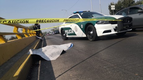 Muere persona aparentemente tras caer de camioneta en Churubusco