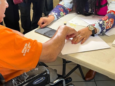 Residentes del asilo 'El Ropero del Pobre' en Saltillo ejercen voto anticipado