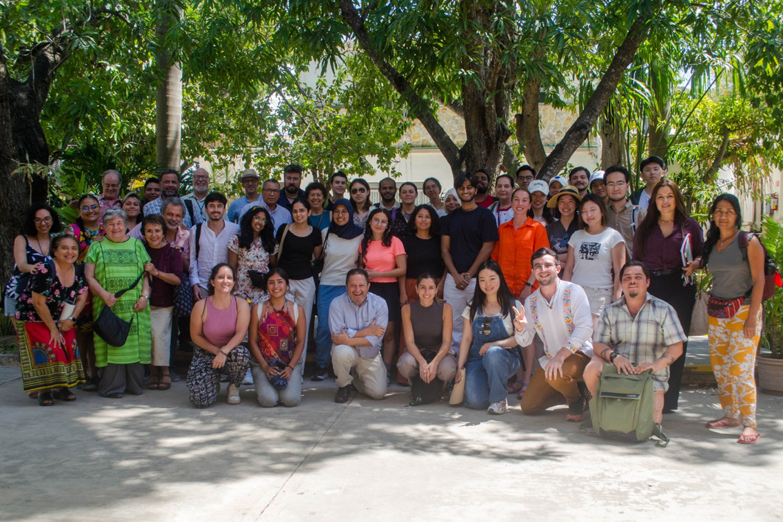 Como parte de una investigación que se realiza sobre el Tren Maya, estudiantes de la University College London visitaron Yucatán para participar en el proyecto.-Foto de la Uady