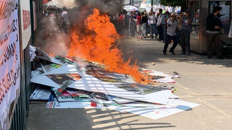 Fuego y consignas: CNTE toma las calles y bloquea accesos a partidos políticos