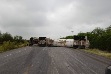 Cierran tramo Reynosa- San Fernando por volcadura de tractocamión