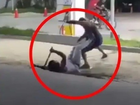 Pelean hombres a machetazos y uno sale herido (VIDEO)