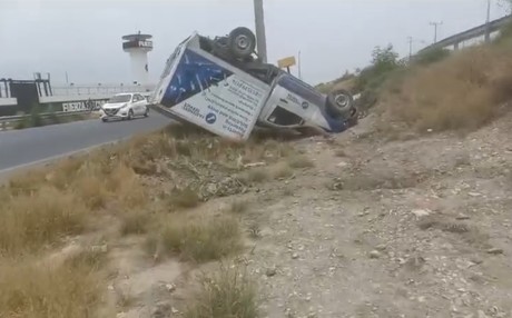 Vuelca camión de tres y media toneladas en Santa Catarina