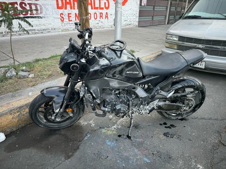 Motociclista sufre fractura expuesta en accidente sobre carril confinado del MB