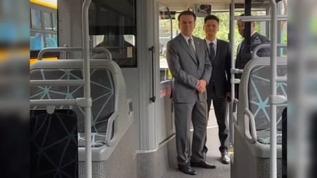Gobernador explora la renovación del transporte público en Durango desde China