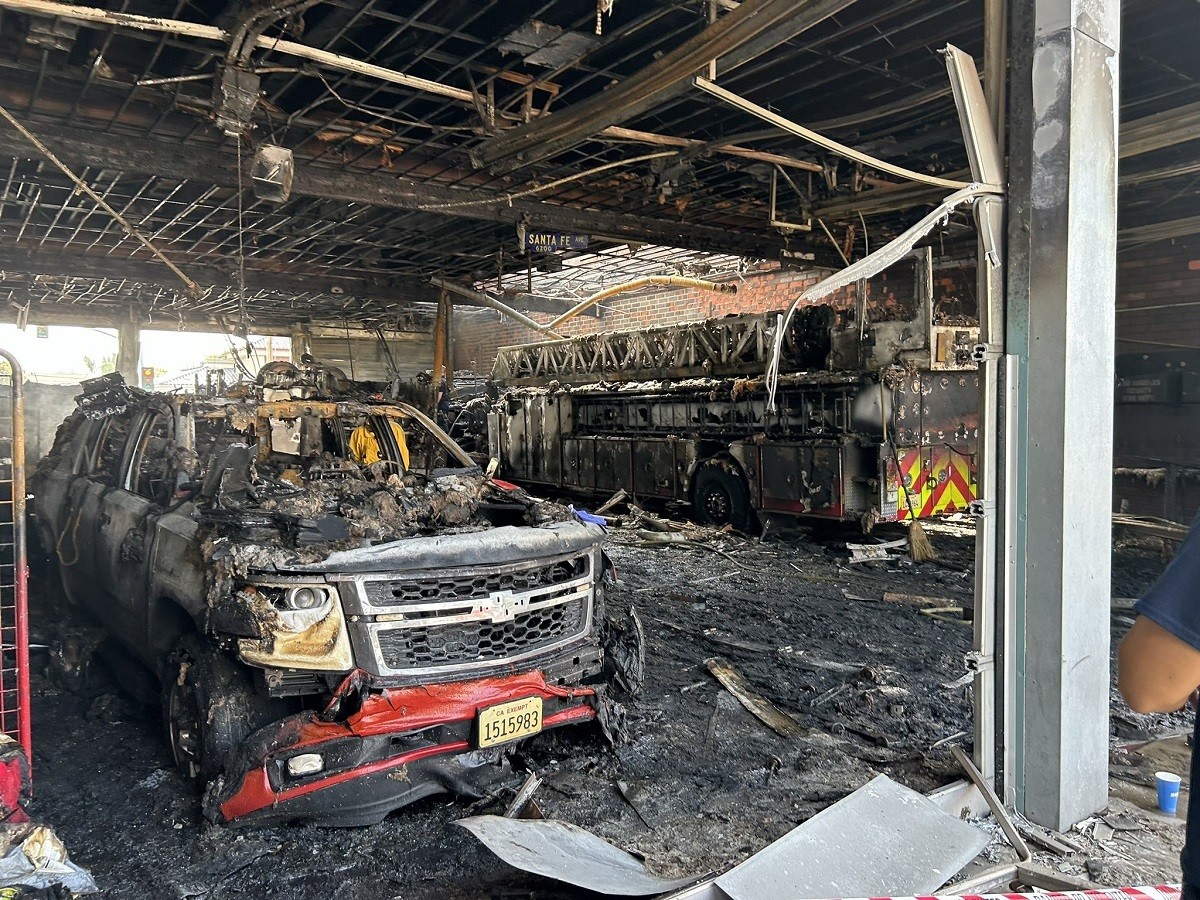 Un camión de bomberos y una camioneta quedaron destruidas tras el incendio en la Estación 164 de Bomberos de Huntington Park, condado de Los Ángeles, California. Foto: 'X' @SupJaniceHahn
