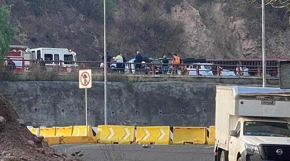 Autopista México-Querétaro: Tráiler vuelca. Foto: RRSS
