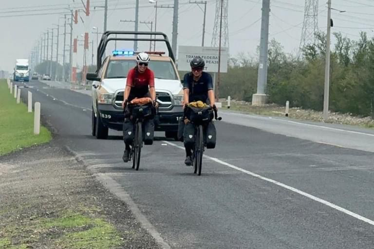 Laura Möller y Antonia Staacke atravesaron Tamaulipas en bicicleta como parte de su travesía desde el sur de Argentina hasta Alaska. Foto: Redes sociales