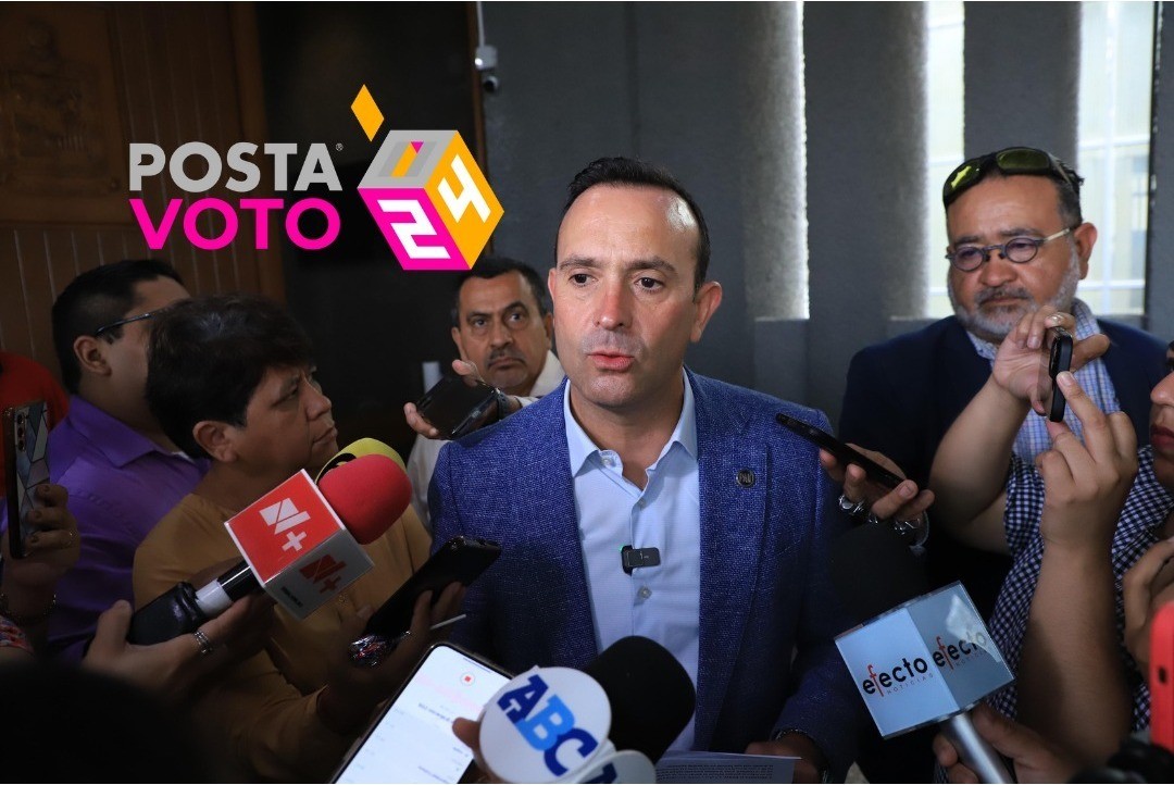 Carlos de la Fuente atendiendo a medios de comunicación en el Congreso de Nuevo León. Foto: Carlos de la Fuente/PAN.