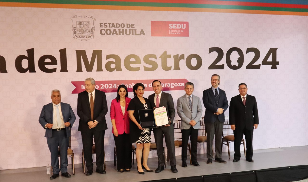 El gobernador Manolo Jiménez entregó reconocimientos a docentes. (Fotografía: Édgar Romero)