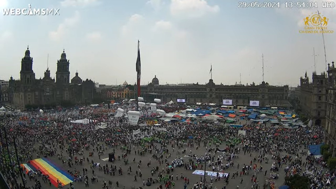 Varios simpatizantes llegan al Zócalo capitalino. Foto: Webcams Mx