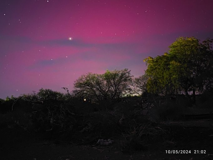 Fotografía de una aurora boreal en Sonora. (X:@TheMaxiArte)