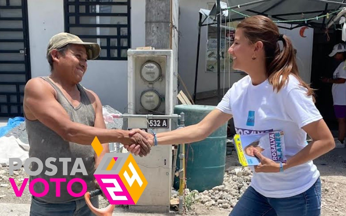 La candidata del Partido Liberal a diputada local por el Distrito 12 en García, Rosalva Llanes Rivera, saluda a un ciudadano en su recorrido de campaña. Foto: Partido Liberal
