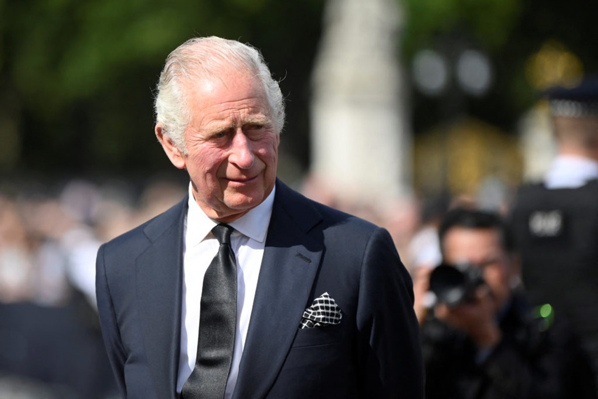 El rey Carlos III durante un recorrido al exterior del Palacio de Buckingham. Foto: PBS