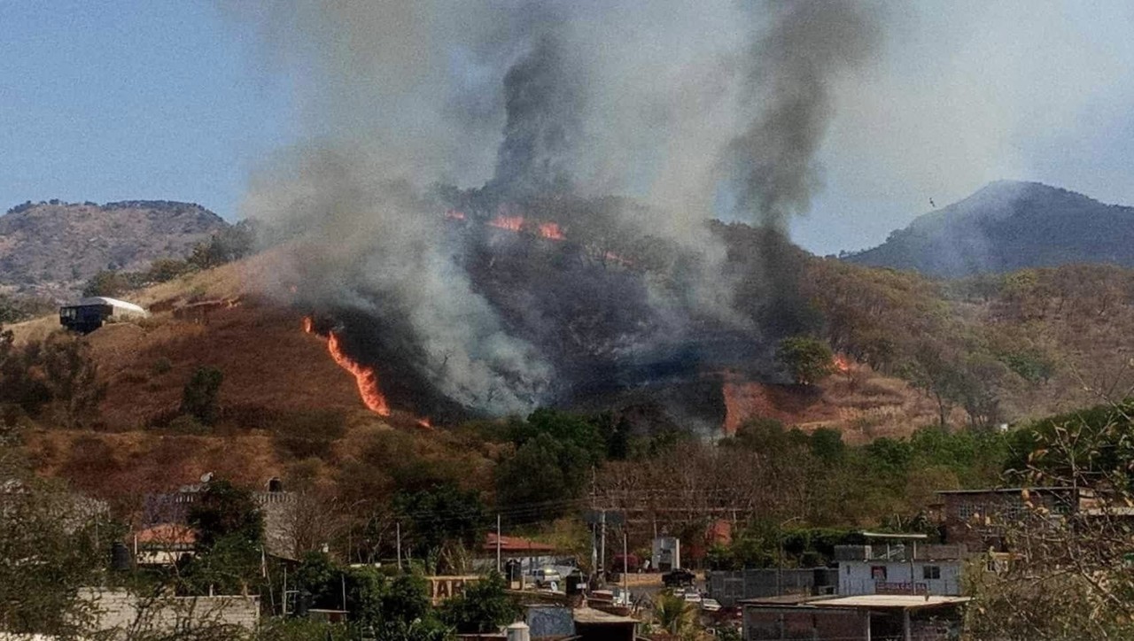 En Tejupilco se implementó el Plan DN-III para combatir el fuego. Foto: FB Reporte Valle de Toluca