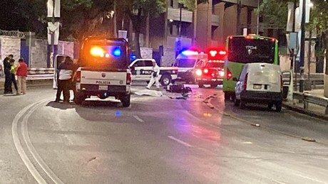 Motociclistas chocan de frente contra Metrobús, muere el conductor