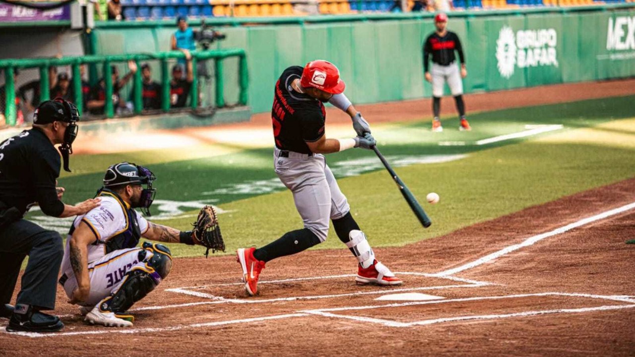 El primer juego entre Dorados y Caliente de Durango se tuvo que definir en extra innings. Foto: Caliente de Durango.