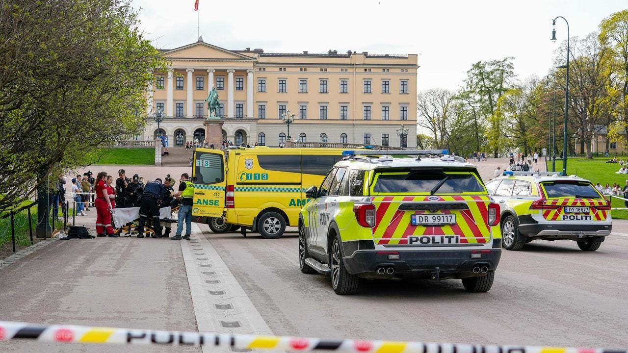 Paramédicos y autoridades brindan apoyo a la persona herida tras un ataque con cuchillos al exterior de una estación del Metro de Oslo, Noruega. Foto: 'X' @Worldnews_Media