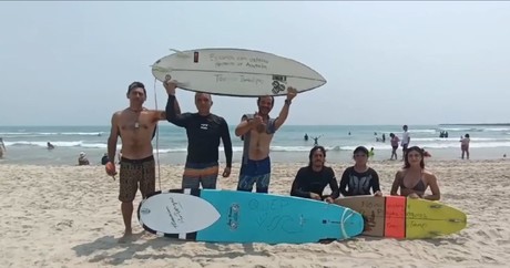 Lanzan al mar ofrenda por surfistas asesinados en Baja California