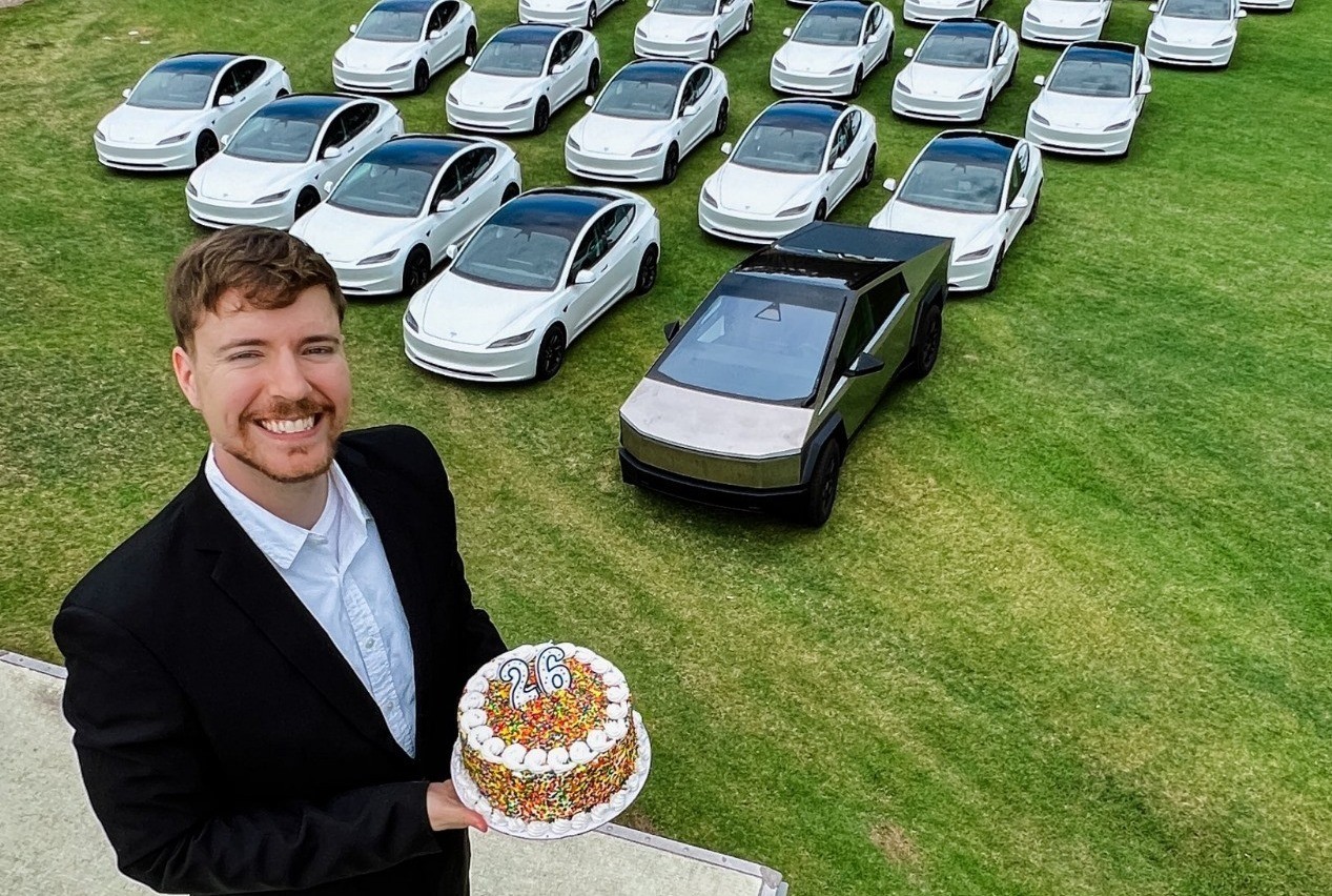 MrBeast con un pastel de cumpleaños y los autos de Tesla que va rifar. Foto: Instagram MrBeast.