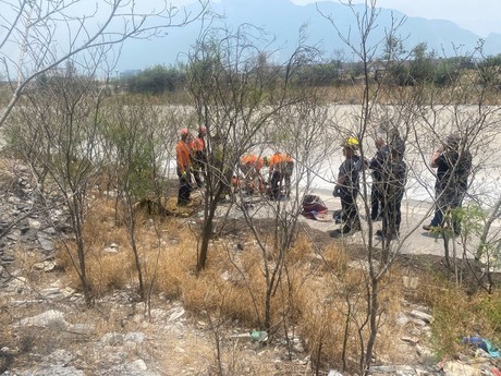 Rescatan a hombre que cae en arroyo en Santa Catarina