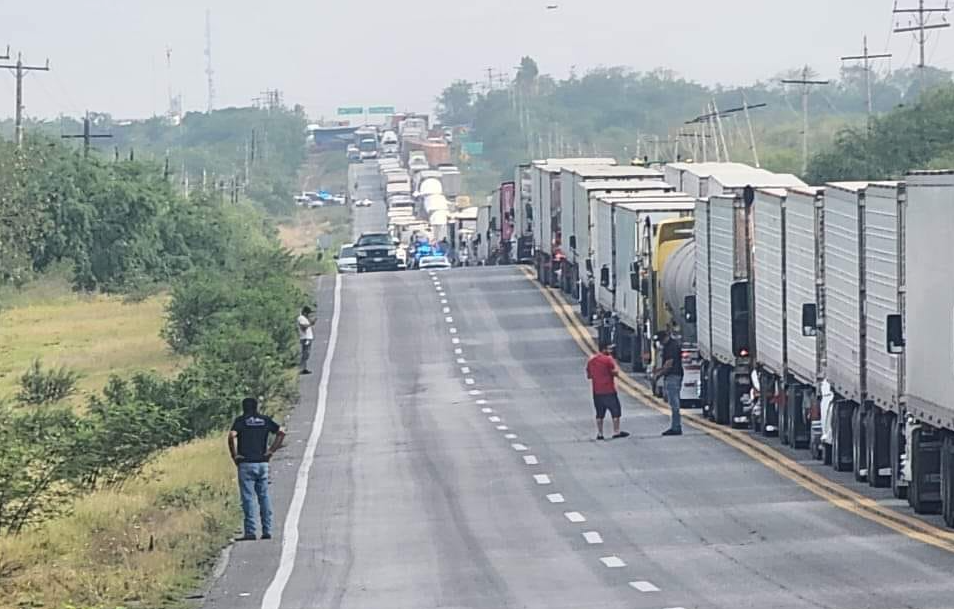 Así luce la carretera Victoria - Matamoros derivado de la manifestación de productores de sorgo que mantiene el cierre parcial de la carretera. Foto: Redes sociales