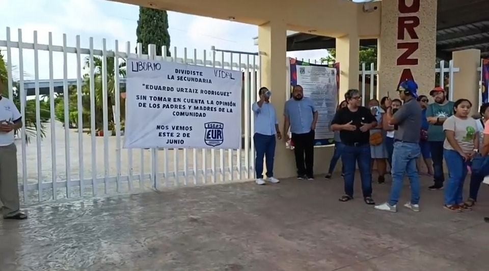 Padres de familia de la escuela secundaria Eduardo Urzaiz Rodríguez bloquearon la avenida Leandro Valle ante la posible apertura del turno vespertino en dicha escuela.- foto de Expreso Yucatán