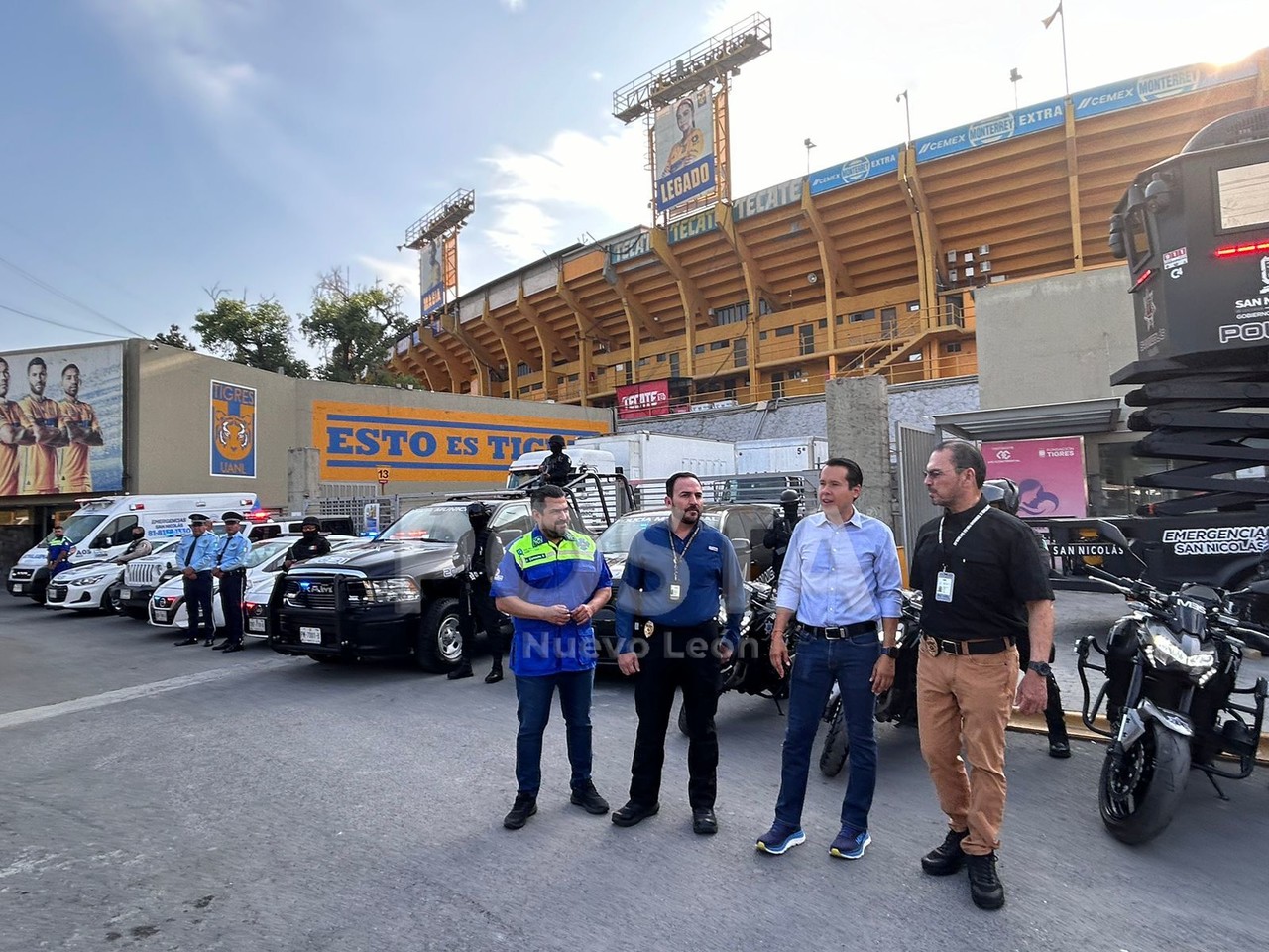 El alcalde Daniel Carrillo junto a los funcionarios de Protección Civil y Seguridad municipal afuera del estadio Universitario. Foto: Rosy Sandoval.