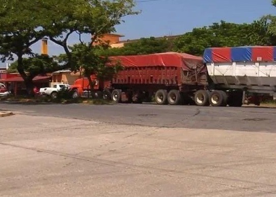 Camión de carga en la carretera de San Juan Evangelista en Veracruz. Foto: Facebook Puerta Conecta