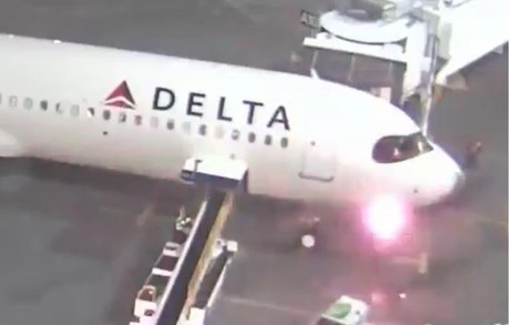 >Avión de Delta Air Lines procedente de Cancún se incendia al aterrizar (VIDEO)