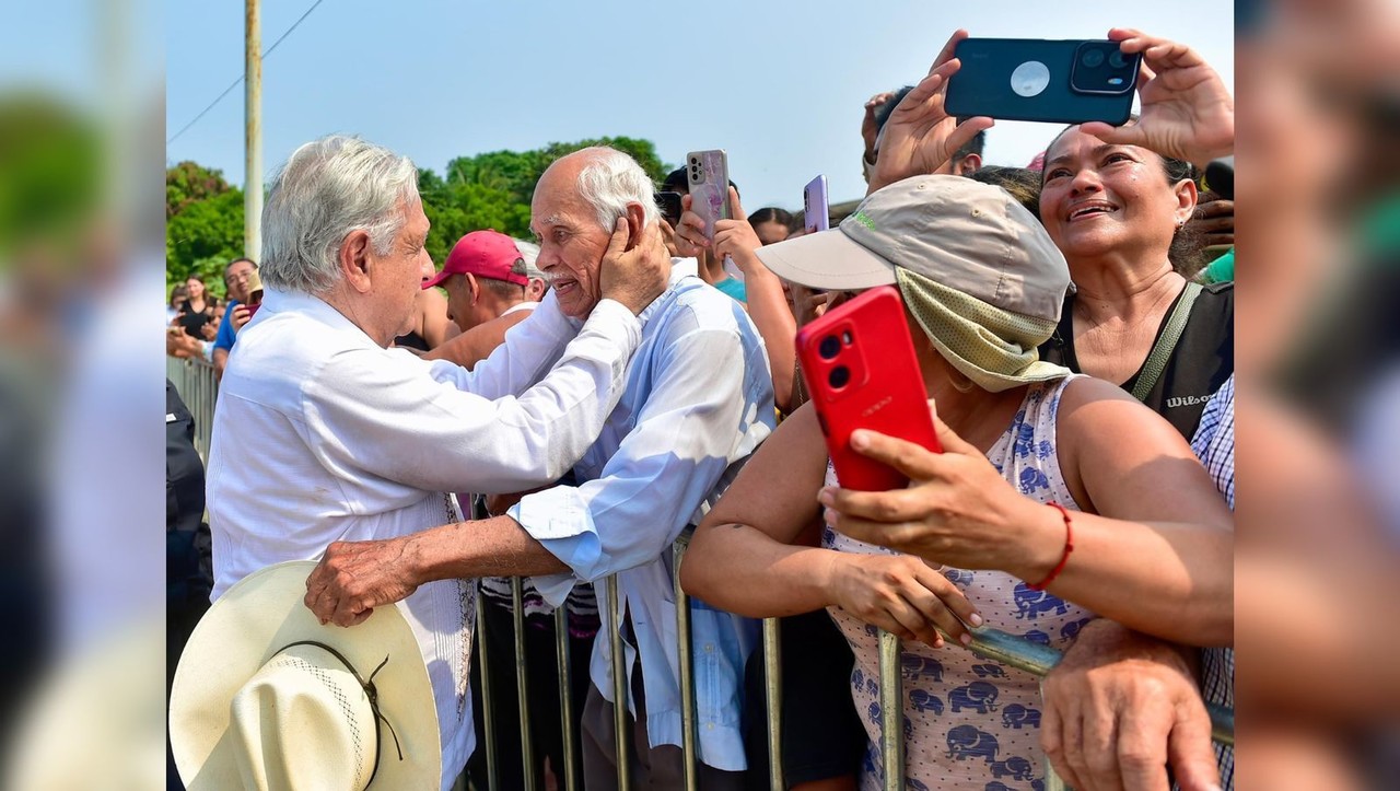 El presidente López Obrador saludando a ciudadanos durante uno de sus eventos. Foto: Facebook Andrés Manuel López Obrador.