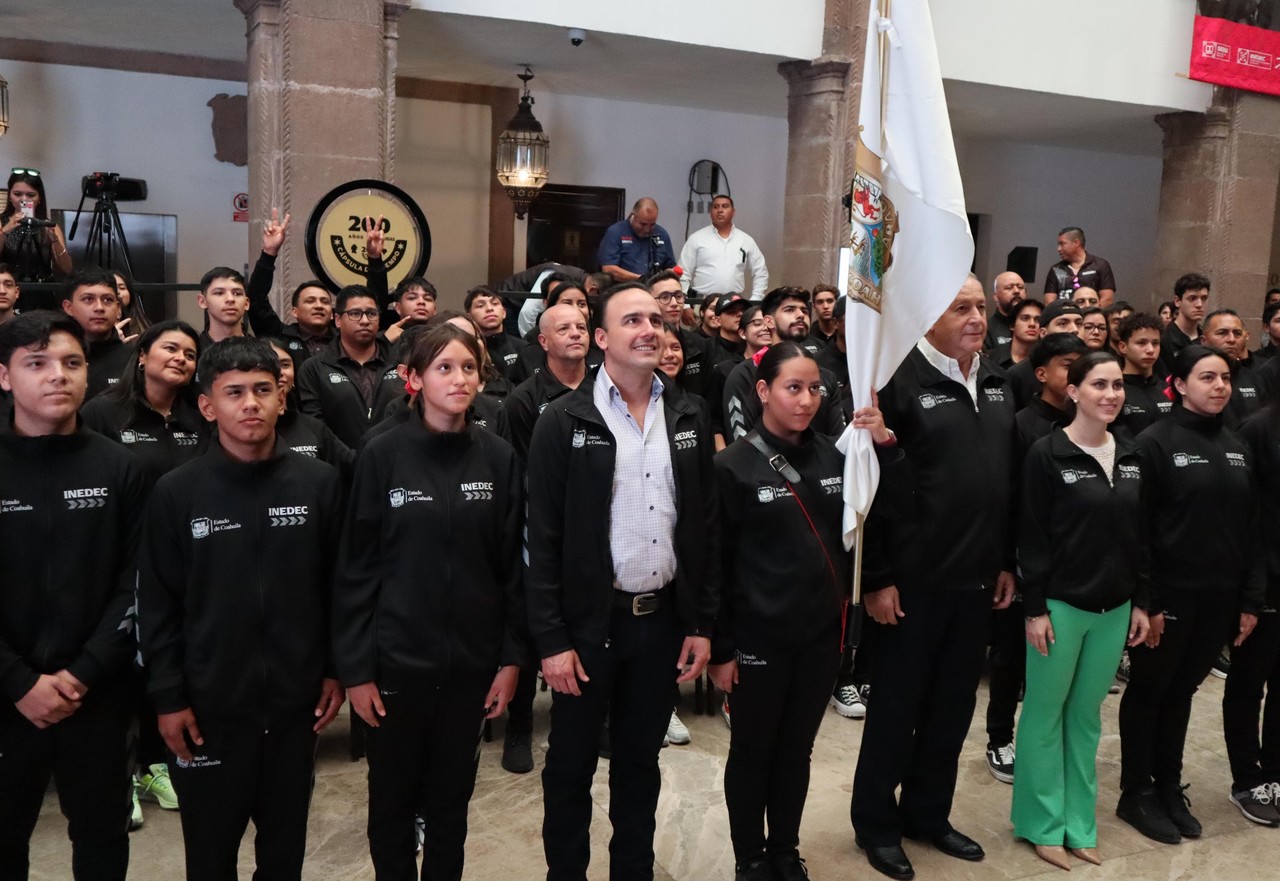 El gobernador Manolo Jiménez abanderó a la delegación de deportistas. (Fotografía: Édgar Romero)