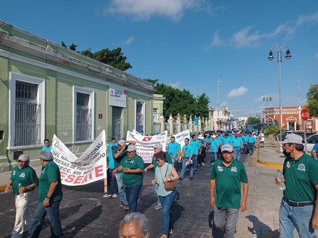 Yucatecos marchan por el Día del Trabajo en el primer cuadro de Mérida