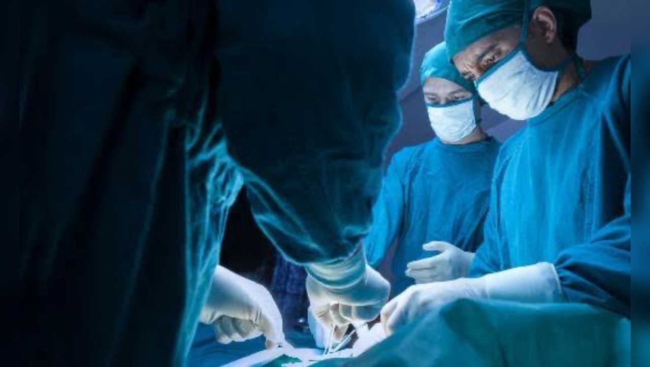 Imagen ilustrativa de médicos durante una intervención quirúrgica. Foto: Promedco.
