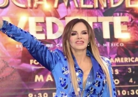 Lucía Méndez sufre caída en el escenario  (VIDEO)