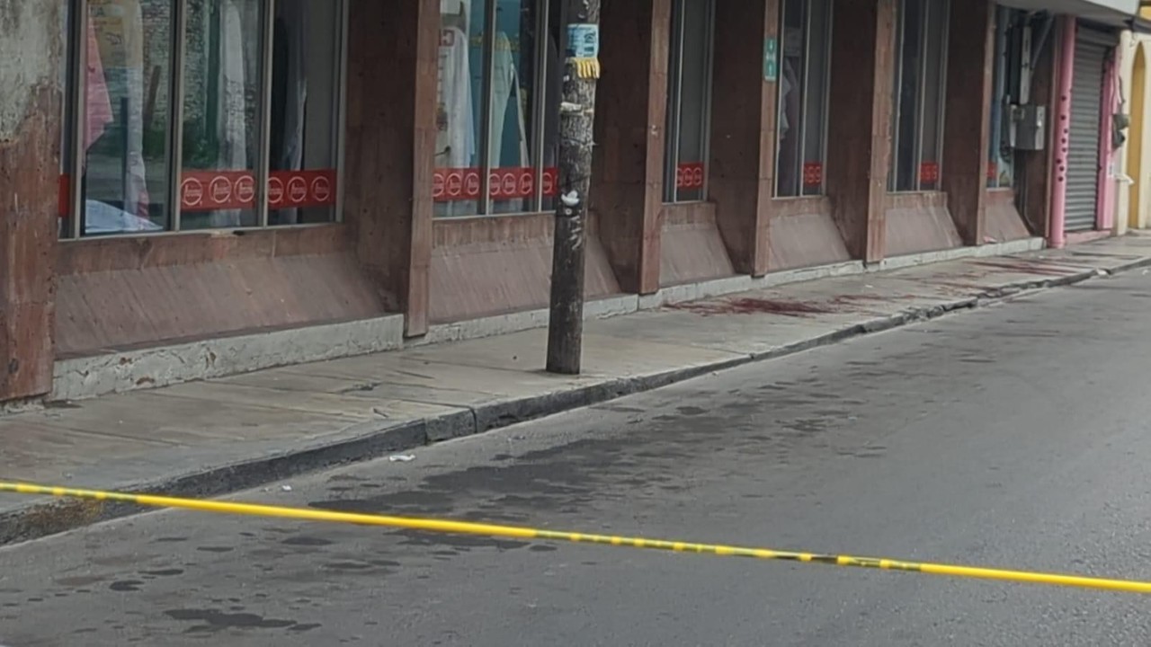 Un hombre murió desangrado luego de sufrir cortes en el cuerpo provocados por cristales de una tienda de telas en Matamoros. Foto: Redes sociales