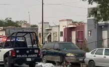 El cuerpo del hombre tapado afuera de domicilio. Foto: Policía de Juárez.