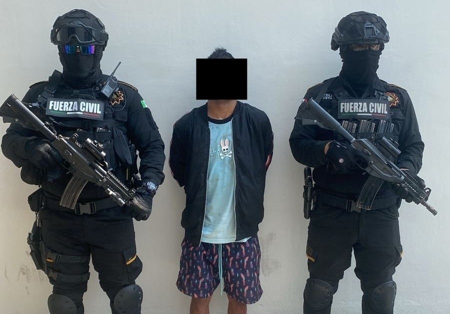 El joven de 27 años detenido junto a elementos de Fuerza Civil. Foto: X @GpoCoordSegNL.