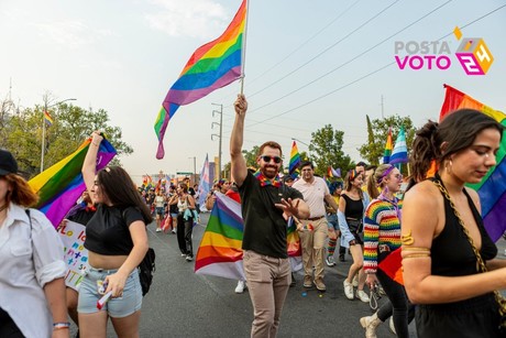 Mauricio Cantú asiste a marcha de la Comunidad LGBTTTIQ+ en Monterrey