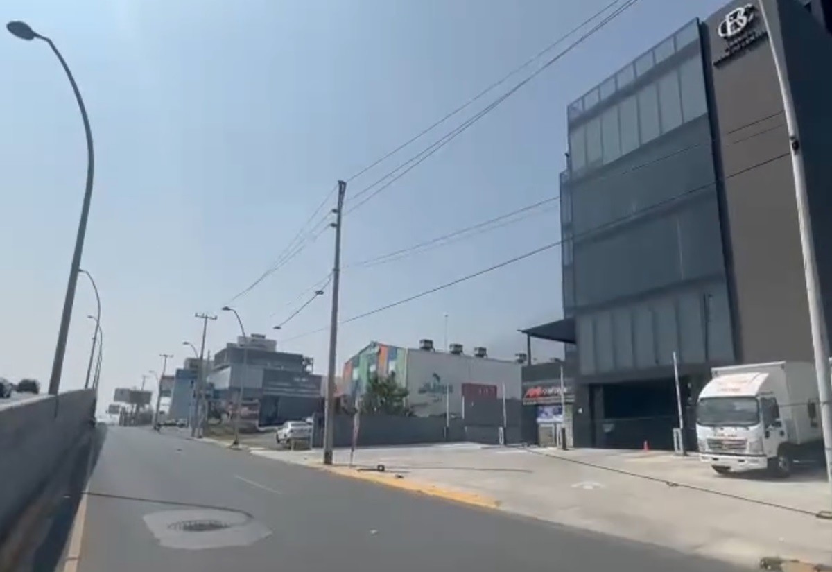 Equipos de auxilio cerraron dos carriles laterales de la avenida Leones tras el incendio de un transformador. Foto: Facebook Protección Civil Nuevo León