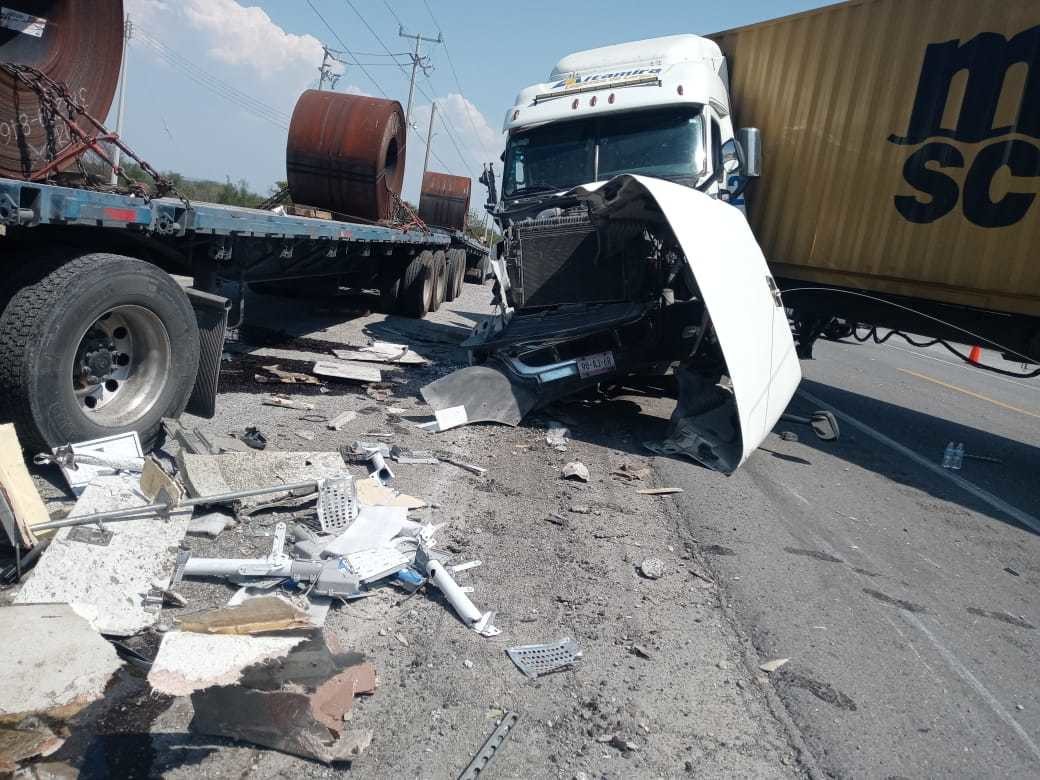 Accidente en el km 36 de la carretera Victoria - Zaragoza entre dos tráilers y una camioneta propiedad de CFE. Foto: SSPT