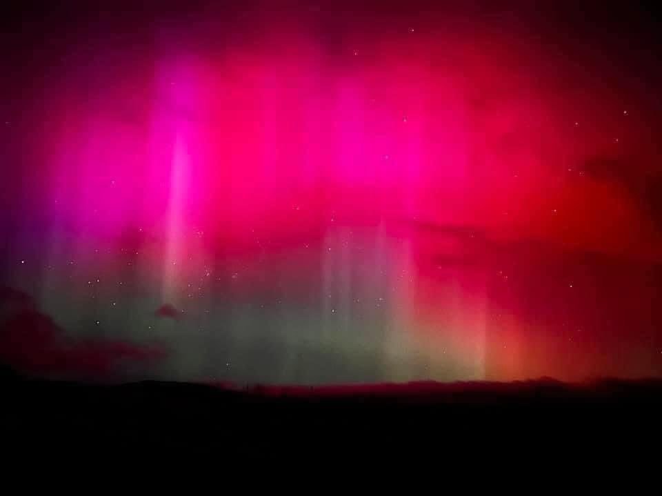 Aurora boreal en México por tormenta solar. Foto: @EnsedeCiencia
