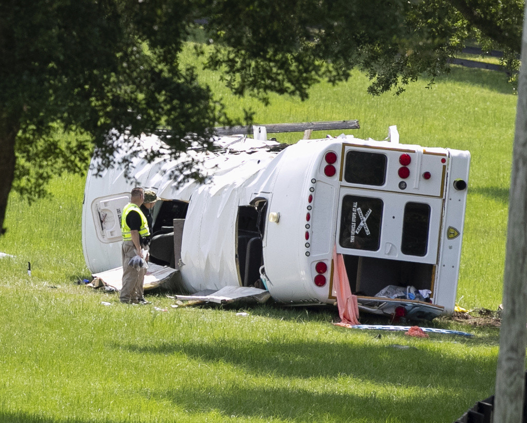 Autoridades trabajan en el lugar de un choque después de que un autobús que transportaba a jornaleros impactó con una pickup en la autopista estatal 40, el martes 14 de mayo de 2024, cerca de Dunnellon, Florida. (AP Foto/Alan Youngblood)