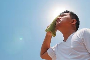 Un hombre secando el sudor de su frente. Foto: El Financiero.