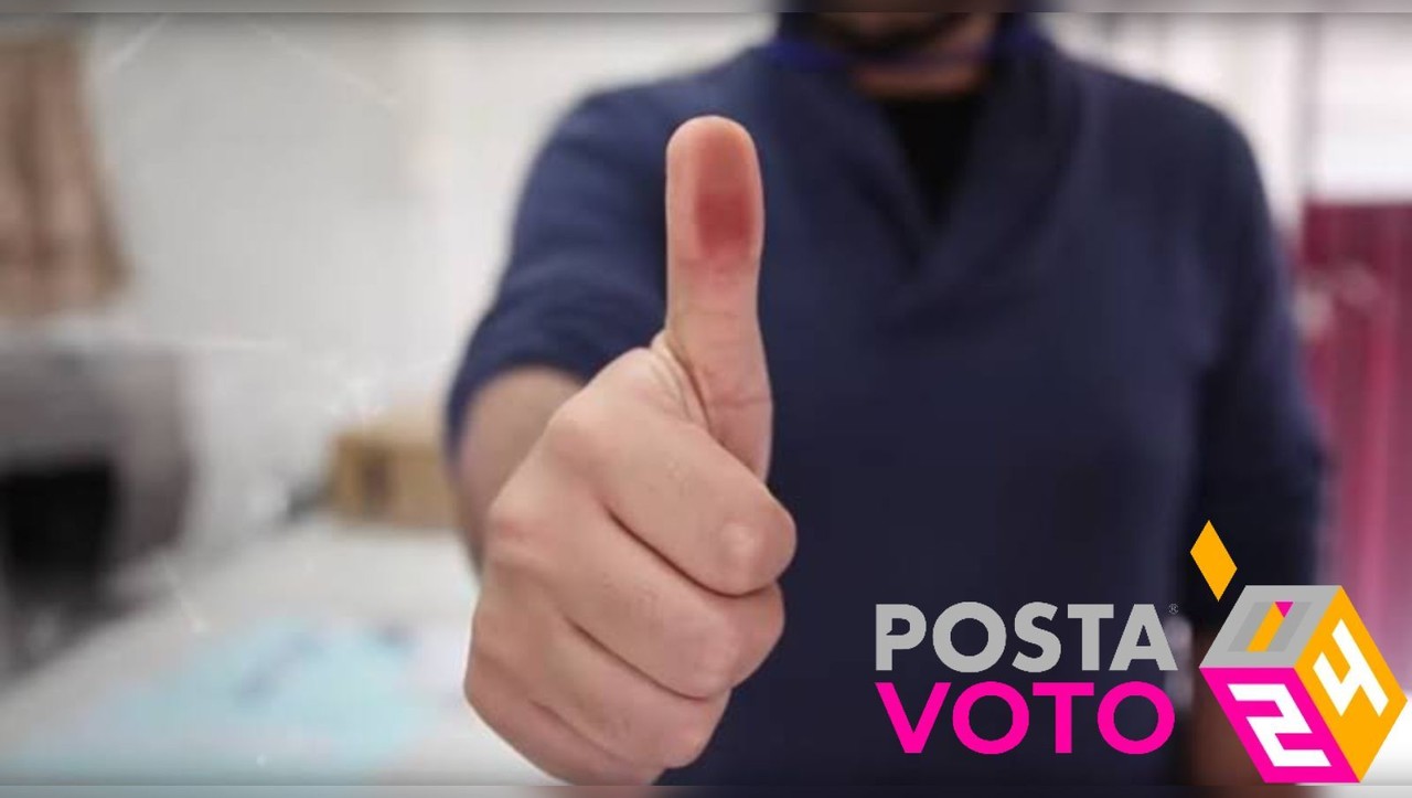 Un hombre con su dedo entintado, señal de haber emitido su voto. Foto: Central Electoral-INE.