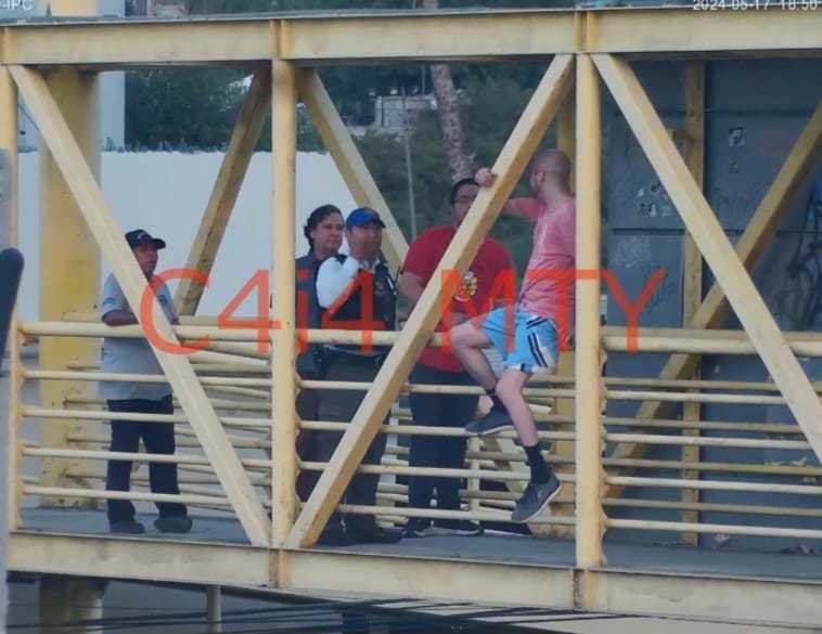 Hombre es rescatado por la Policía de Monterrey mientras intentaba lanzarse de un puente peatonal. Foto. Policía de Monterrey