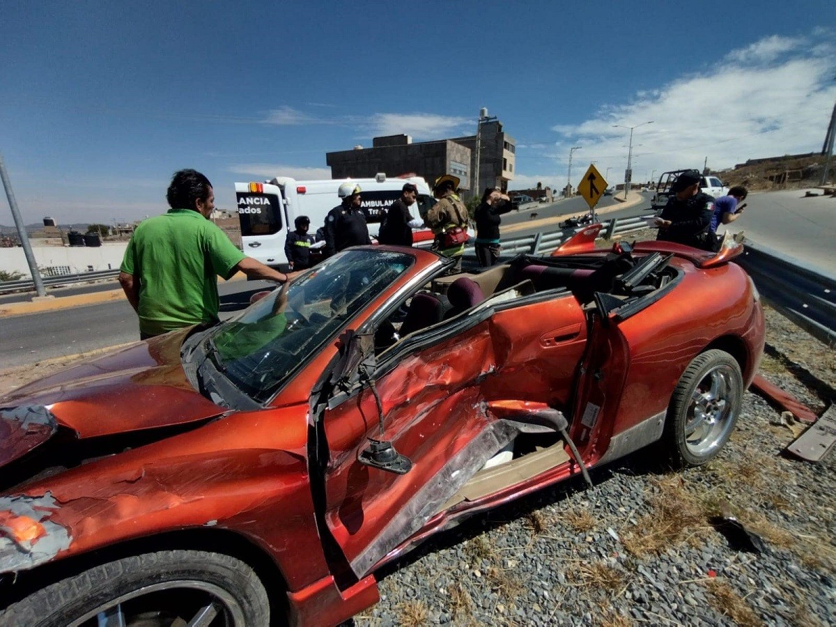El vehículo de la marca Mitsubishi Eclipse involucrado en el accidente de tránsito quedó severamente afectado. Foto: Facebook PC Estatal Zacatecas