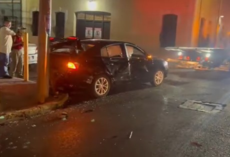 Choque entre camión y auto deja daños materiales en Monterrey