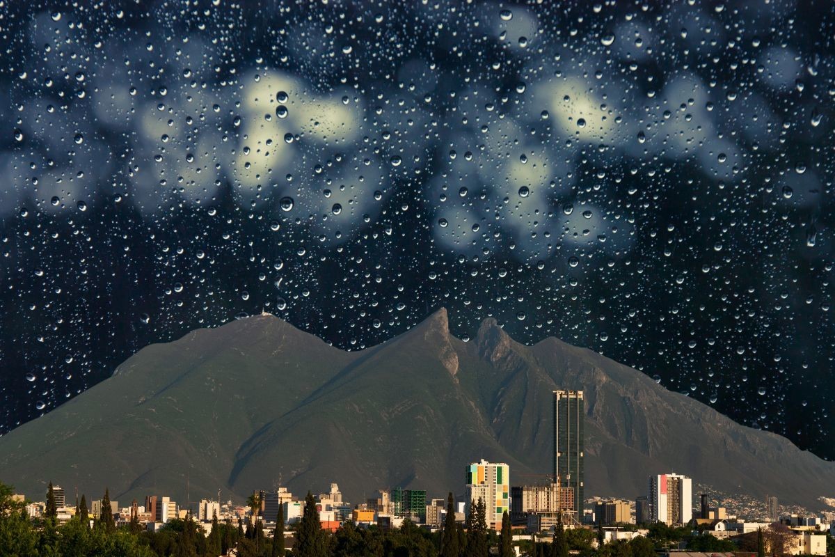El cerro de la Silla y gotas de lluvia. Foto: Canva