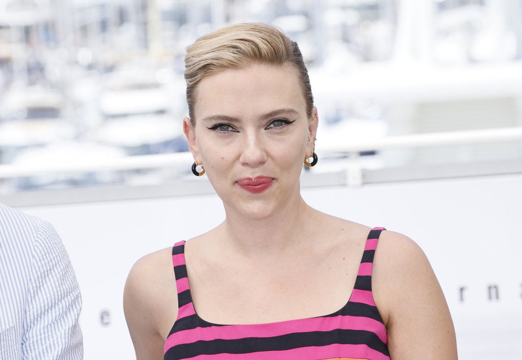 Scarlett Johansson posa para los fotógrafos antes de la proyección de la cinta 'Asteroid City' en el 76to festival internacional de Cannes, el 24 de mayo de 2023, en el sur de Francia. (Foto de Joel C Ryan/Invision/AP, Archivo)